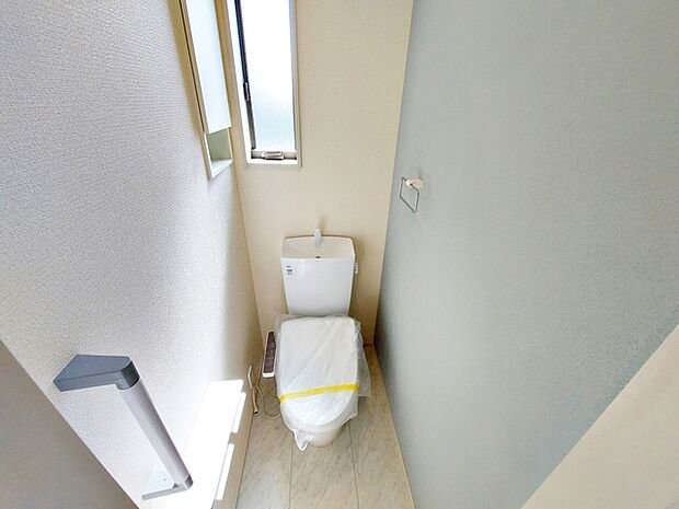 【トイレ】 各フロアに1か所ずつシャワー機能付きトイレを設置しており、朝の忙しい時間帯でもスムーズに利用できるため、混雑の軽減にもつながります。