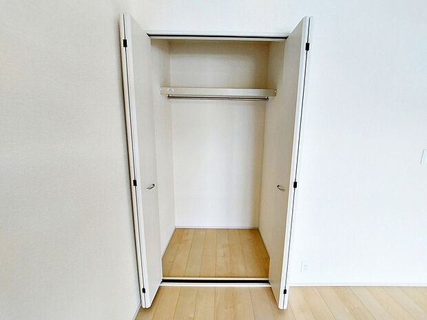 クローゼットが備わっていることでタンスを置く必要がなく、室内をすっきりと使えるのが特徴です!出っ張りが少ないためレイアウトの自由度も高く、家具配置もしやすい快適な居住スペースを実現します!
