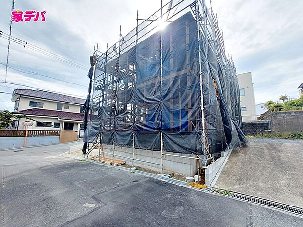 現地や周辺環境もあわせてご確認いただけます。現地ご案内いたします。お気軽にお問い合わせください。実際の陽当たりや前面道路、周辺の環境などもぜひ現地でご確認ください。スタッフが丁寧にご案内いたします。