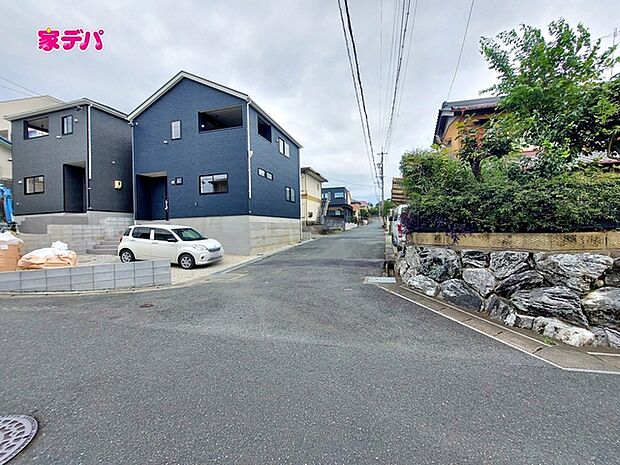 前面道路も広く車通りも少ないので、運転が苦手な方でも自分のペースで駐車ができます 