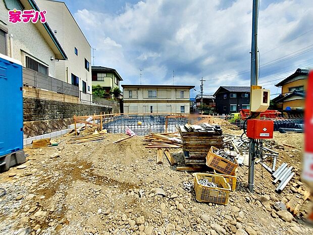 基礎工事中です。ご見学希望のお客様につきましては同型同仕様の物件にご案内いたします。当日のご連絡でも対応いたします。お気軽に『家デパ』までお問い合わせ下さい!経験豊富なスタッフが対応いたします。