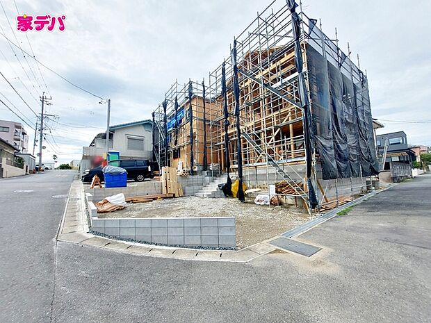 上棟しました。ご見学希望のお客様につきましては同型同仕様の物件にご案内いたします。当日のご連絡でも対応いたします。お気軽に『家デパ』までお問い合わせ下さい!経験豊富なスタッフが対応いたします。