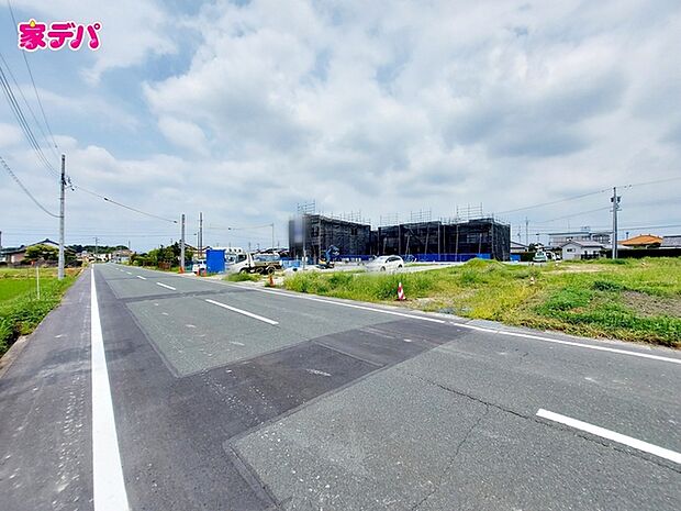 前面道路はゆとりの約9.4m!車通りも比較的少なく、落ち着いた住環境が魅力です。