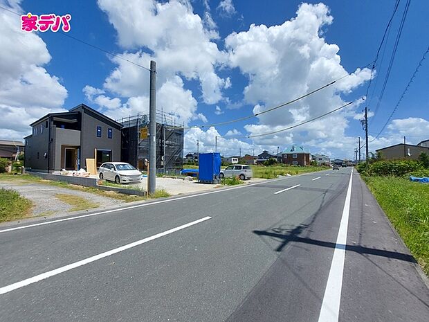 前面道路はゆとりの約9.4m!車通りも比較的少なく、落ち着いた住環境が魅力です。