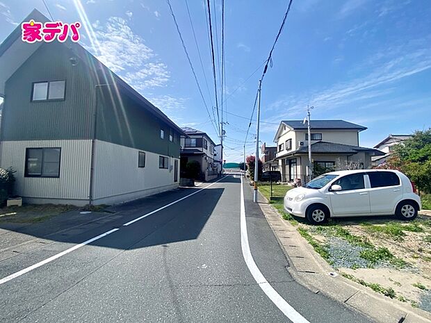 前面道路は約5.9ｍあり、車の出し入れや駐車もスムーズに行えます。毎日のお買い物や通勤時もゆとりを持って運転しやすく、見通しの良い環境が魅力！運転が苦手な方でも安心してお住まいいただけます。 