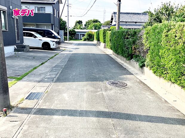 静かな住宅街で車通りも比較的少なく、毎日の車の出し入れもスムーズ。駐車や切り返しもしやすく、ゆとりを持って運転できるので、毎日快適にお使いいただけます。