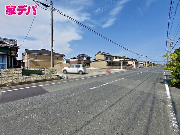 前面道路は公道で、幅員約9.1mのゆとりある広さがあります。車同士のすれ違いや駐車時の切り返しもスムーズに行え、毎日の駐車やお出かけもらくらく。