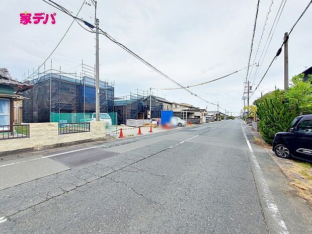 前面道路は公道で、幅員約9.1mのゆとりある広さがあります。車同士のすれ違いや駐車時の切り返しもスムーズに行え、毎日の駐車やお出かけもらくらく。