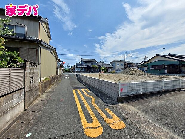 静かな住宅街で車通りも比較的少なく、毎日の車の出し入れもスムーズ。駐車や切り返しもしやすく、ゆとりを持って運転できるので、毎日快適にお使いいただけます。