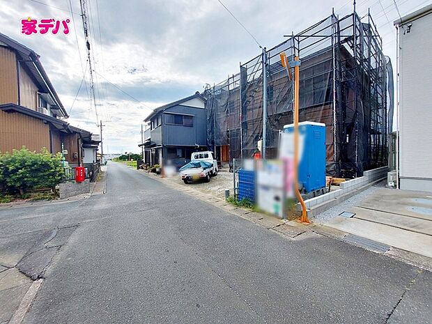 静かな住宅街で車通りも比較的少なく、毎日の車の出し入れもスムーズ。駐車や切り返しもしやすく、ゆとりを持って運転できるので、毎日快適にお使いいただけます。 
