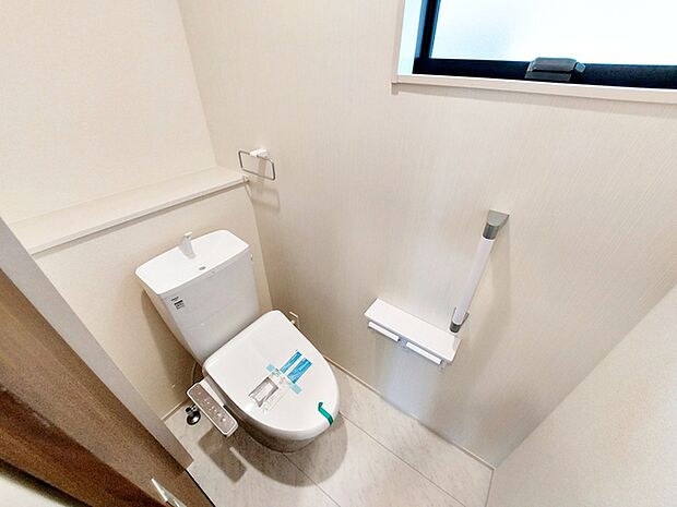 【1階トイレ】 各フロアに1か所ずつシャワー機能付きトイレを設置しており、朝の忙しい時間帯でもスムーズに利用できるため、混雑の軽減にもつながります。