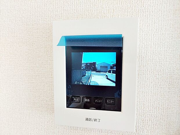 【ＴＶモニター付きインターホン】 訪問者の顔を室内から確認して応対できるため、玄関を開ける前に相手を把握しやすくなります。来客対応や不在時の確認にも役立ち、日常の安心感につながります。 