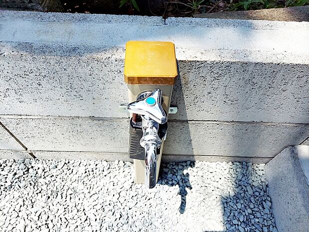 立水栓があるので、お庭の水やりや洗車、外まわりのお掃除もスムーズ。夏にはお子様の水遊びにも活用でき、屋外でのさまざまなシーンで便利に使える、うれしい設備です。