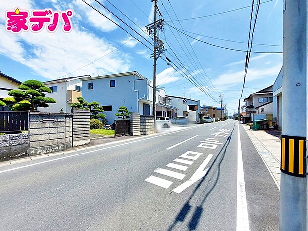 前面道路：南側約7.9ｍ幅。前面道路は公道で、幅員約7.9ｍのゆとりある広さがあります。車同士のすれ違いや駐車時の切り返しもスムーズに行え、毎日の駐車やお出かけもらくらく。