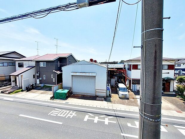 バルコニーからは閑静な街並みを望むことができ、外の空気を感じながら過ごせるスペースです。日常の中で外の景色を眺めることで気分転換もしやすく、ほどよい開放感も感じられます。  