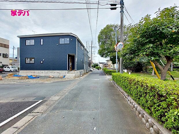 静かな住宅街で車通りも比較的少なく、毎日の車の出し入れもスムーズ。駐車や切り返しもしやすく、ゆとりを持って運転できるので、毎日快適にお使いいただけます。