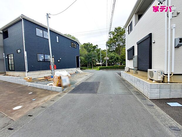 静かな住宅街で車通りも比較的少なく、毎日の車の出し入れもスムーズ。駐車や切り返しもしやすく、ゆとりを持って運転できるので、毎日快適にお使いいただけます。 