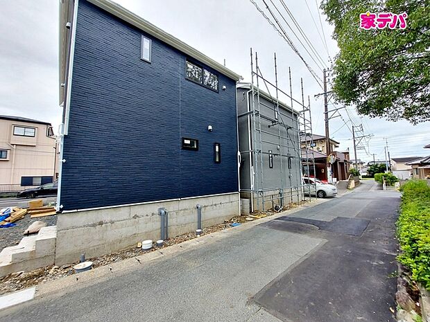 前面は車通りの少ない道路なので、車の出し入れも落ち着いて行えます。駐車の際も周囲を確認しやすく、慌てずに操作できます。運転が苦手な方も安心の立地で、毎日の車移動も快適に行えます。 