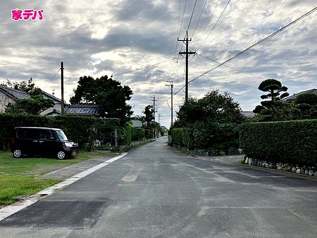 前面道路は公道で、幅員約6.8mのゆとりある広さがあります。車同士のすれ違いや駐車時の切り返しもスムーズに行え、毎日の駐車やお出かけもらくらく。