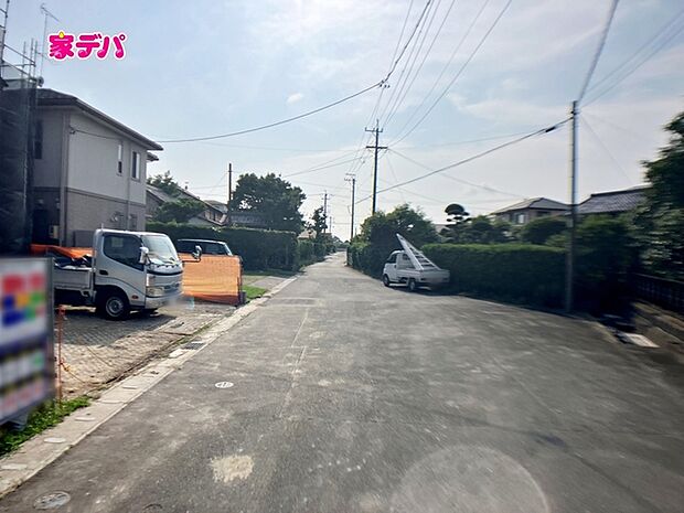 前面道路は公道で、幅員約6.8mのゆとりある広さがあります。車同士のすれ違いや駐車時の切り返しもスムーズに行え、毎日の駐車やお出かけもらくらく。