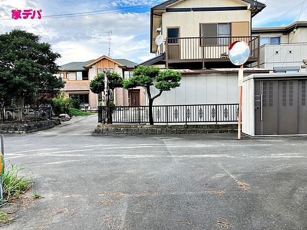 前面道路は見通しが良く、車の移動や駐車もスムーズに行えます。毎日の通勤やお買い物などのお出かけも快適で、ゆとりを持って車を出し入れできるのが魅力。運転が苦手な方でも安心してお使いいただけます。
