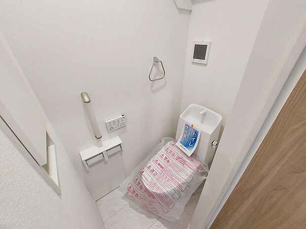 【1階トイレ】 各フロアに1か所ずつシャワー機能付きトイレを設置しており、朝の忙しい時間帯でもスムーズに利用できるため、混雑の軽減にもつながります。