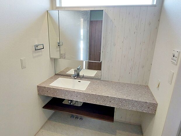 【洗面台】 注文住宅にも多く採用されているオープンサニタリー。扉をなくすことで空間が広がり、開放感が生まれます。明るく清潔感があり、お手入れのしやすい水回り。ホテルのような洗練されたデザインです。 