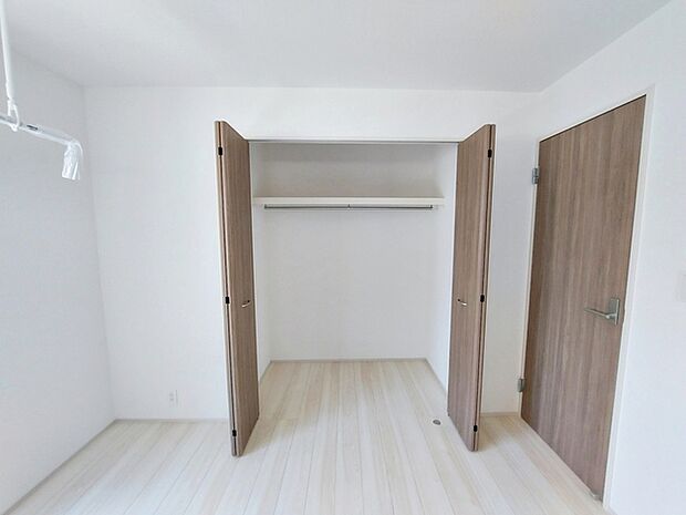 【CL】 クローゼットが備わっていることでタンスを置く必要がなく、室内をすっきりと使えるのが特徴です！出っ張りが少ないためレイアウトの自由度も高く、家具配置もしやすい快適な居住スペースを実現します！ 