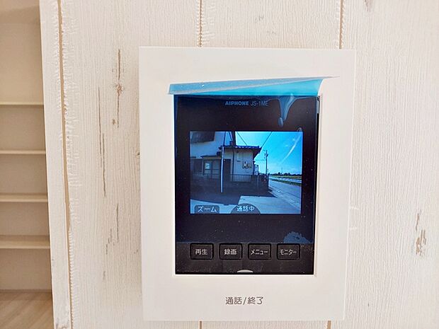 【ＴＶモニター付きインターホン】 訪問者の顔を室内から確認して応対できるため、玄関を開ける前に相手を把握しやすくなります。来客対応や不在時の確認にも役立ち、日常の安心感につながります。 