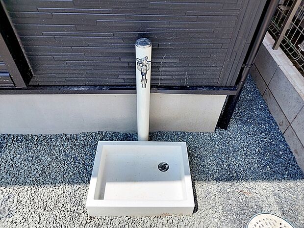 立水栓があるので、お庭の水やりや洗車、外まわりのお掃除もスムーズ。夏にはお子様の水遊びにも活用でき、屋外でのさまざまなシーンで便利に使える、うれしい設備です。 