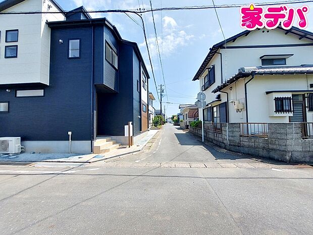 前面道路：北側約5.2ｍ幅、西側約4ｍ幅。静かな住宅街で車通りも比較的少なく、毎日の車の出し入れもスムーズ。駐車や切り返しもしやすく、ゆとりを持って運転できるので、毎日快適にお使いいただけます。  