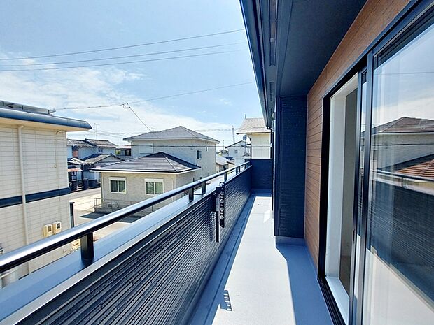 【バルコニー】 2部屋から出入りが可能なバルコニーで、日当たりの良さも魅力です。洗濯物や布団干しにも使いやすく、室内からの動線もスムーズ。