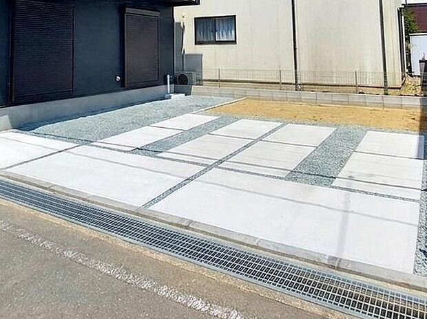 並列3台駐車可能なカースペースを確保!(車種による)ご家族それぞれがお車をお持ちの場合はもちろん、お友達やご親族が遊びに来た際にも困りません。