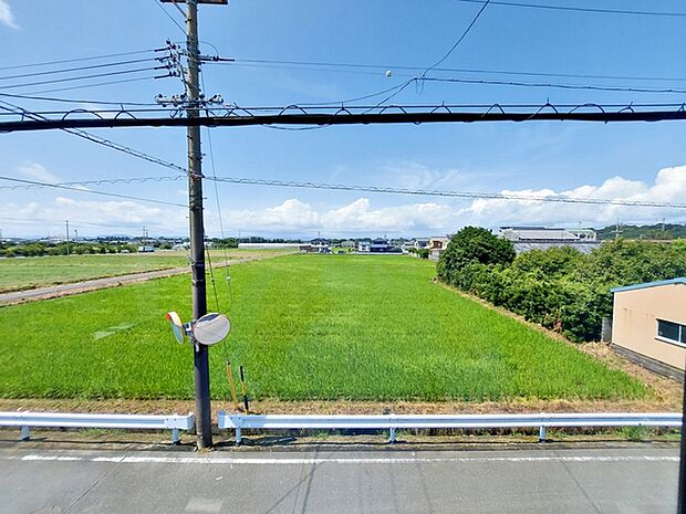 気持ちの良い眺望が広がり、日常の中で外の景色を眺めながら過ごせます。気分転換にもつながる、心地よい時間をお過ごしいただけます。 