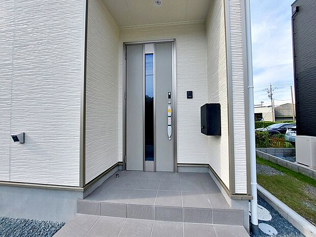 【玄関】 雨の日でも出入りの際に濡れにくい玄関ポーチです。玄関前で傘を開いたり閉じたりしやすく、荷物が多い日でも落ち着いて出入りできます。毎日の暮らしを快適にしてくれる、うれしいポイントです。