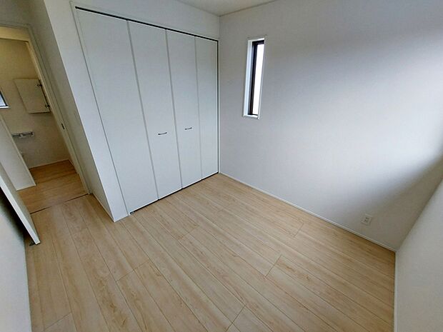 【洋室5帖】 お子様の一人部屋として使いやすい広さの居室で、成長に合わせて長くご利用いただけます。クローゼット付きで収納もしやすく、自然とお片付けの習慣が身につきやすい環境です!