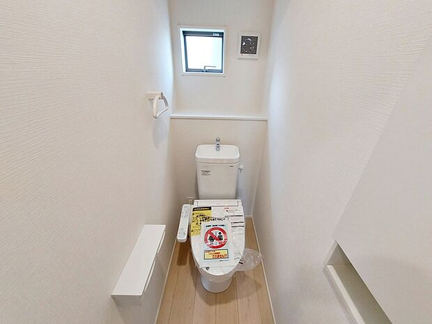 1階・2階ともにシャワー機能付きトイレを設置しています。小窓付きのため換気もしやすく、空気の入れ替えがスムーズに行えるのもポイント。日常的に使いやすく、清潔感を保ちやすい快適な空間となっています。
