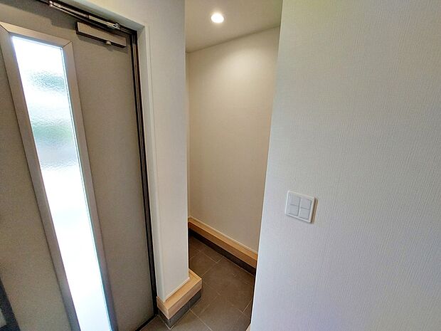 屋内に持ち込みたくない荷物を保管できるため、室内を汚さずに使い分けができます。靴や雨具なども一か所にまとめられ、片付けもスムーズです!外出用品の一時置きとしても使いやすく、日常の整理に役立ちます。