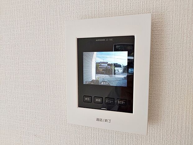 【TVモニター付きインターホン】 玄関まで行かずに室内から来客確認ができるため、手が離せない時でも応対ができます。家事中や作業中でもそのまま対応でき、移動の手間を減らしながら来客対応が行えます。