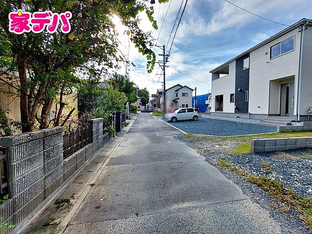 前面道路:南側約4m幅。 車通りが少なく、落ち着いた住環境が魅力です。お子様も安心して過ごしやすく、車の出入りや歩行もしやすい環境です。現地では周辺の様子や道路の雰囲気もあわせてご確認いただけます。