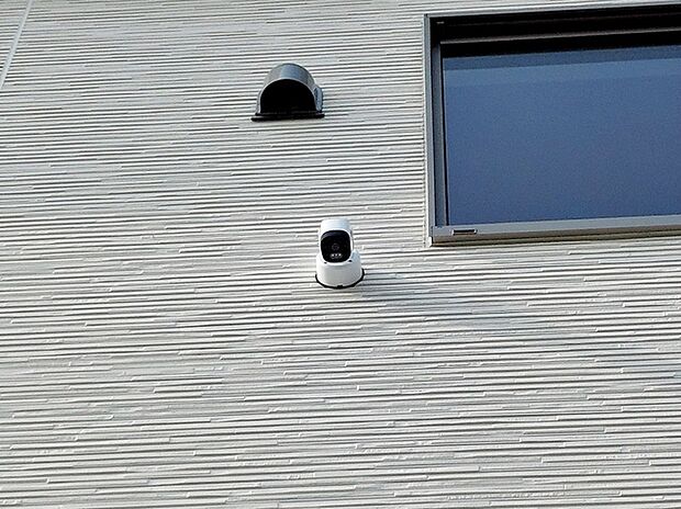 防犯カメラを建物に設置しており、不審者の抑止や敷地内の見守りに役立つ安心のセキュリティ設備です。外出時や不在時でも防犯性を高めることができ、日々の暮らしをサポートします!