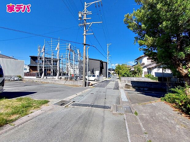 静かな住宅街で車通りも比較的少なく、毎日の車の出し入れもスムーズ。駐車や切り返しもしやすく、ゆとりを持って運転できるので、毎日快適にお使いいただけます。