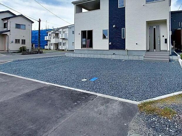 広々5台駐車可能なカースペースを確保!ご家族それぞれがお車をお持ちの場合はもちろん、お友達やご親族が遊びに来た際にも困りません。来客時にも安心してお迎えできる、ゆとりのある駐車スペースです。