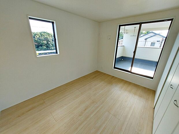 【洋室6.5帖】 2面採光で、晴れの日の日中は自然光がしっかりと差し込み、明るく心地よい室内です。窓を開ければ風通しも良く、気持ちの良い風が入り込むため、日々の生活に快適さを感じられるお部屋です!