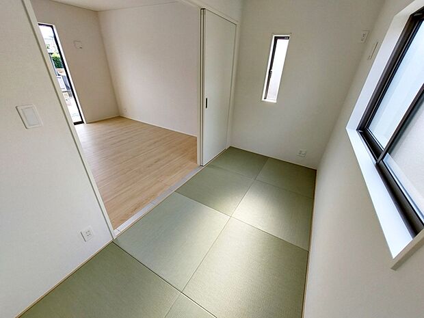 リビングと続き間になった和室は、空間の広がりを感じながらゆったりと過ごせるのが魅力!畳の落ち着きとリビングの開放感がなじみ、ご家族でくつろぐ時間やお子様の遊び場としても活躍する心地よい空間です!