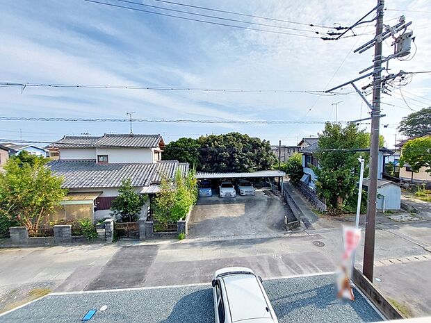気持ちの良い眺望が広がり、日常の中で外の景色を眺めながら過ごせます。気分転換にもつながる、心地よい時間をお過ごしいただけます。