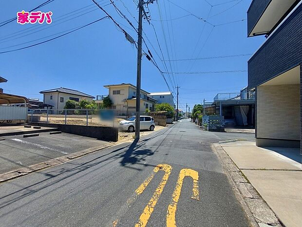 前面道路は幅員約5.4mとゆとりがあり、車の出し入れや駐車もスムーズに行えます。見通しも良く、毎日のお出かけやお買い物も快適。運転が苦手な方でも落ち着いて車を扱いやすく、安心して暮らせる住環境です。