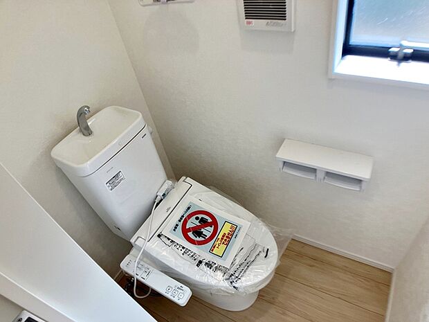 【1階トイレ】 1階・2階ともにシャワー機能付きトイレを設置しています。小窓付きのため換気もしやすく、空気の入れ替えがスムーズに行えるのもポイント。