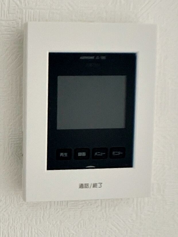 【TVモニター付きインターホン】 訪問者の顔を室内から確認して応対できるため、玄関を開ける前に相手を把握しやすくなります。来客対応や不在時の確認にも役立ち、日常の安心感につながります。
