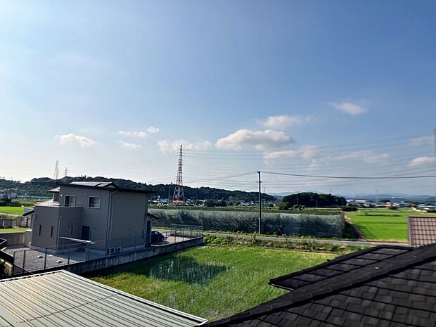 気持ちの良い眺望が広がり、日常の中で外の景色を眺めながら過ごせます。気分転換にもつながる、心地よい時間をお過ごしいただけます。
